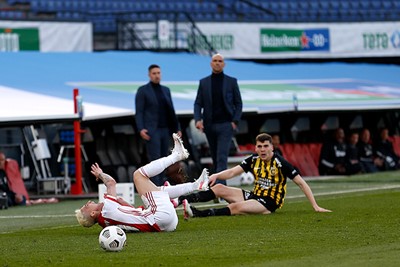 En dat vonden ze bij Vitesse niet zo tof, dus schoffelen. En rood bovendien! © De Brouwer