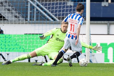 Hier zien we Scherpen voorkomen dat Heerenveen de score verdubbelt. © Pro Shots