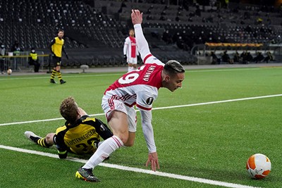Gekkigheid op de achterlijn leidt een mini-offensiefje van Ajax in. Fijn! © Pro Shots